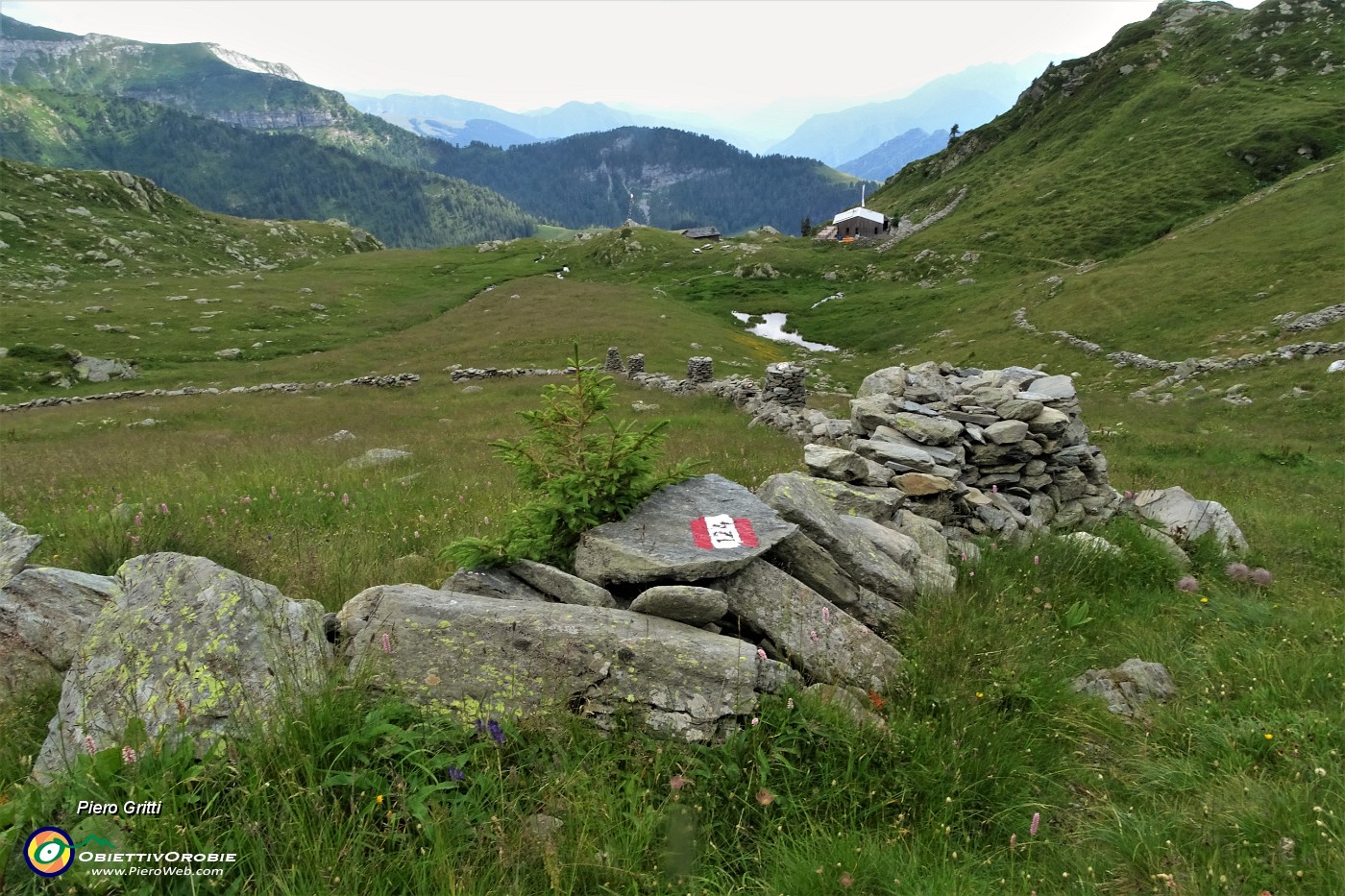 94 Seguendo il sent. 124 mi abbasso al Rif. Balicco (1995 m).JPG